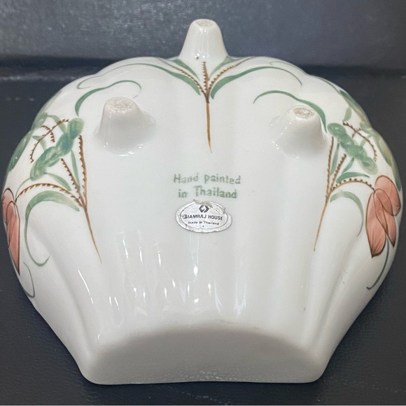 Handpainted Ducks & Lilies Porcelain Scalloped Shell Lidded Trinket Box - Picture 6 of 16